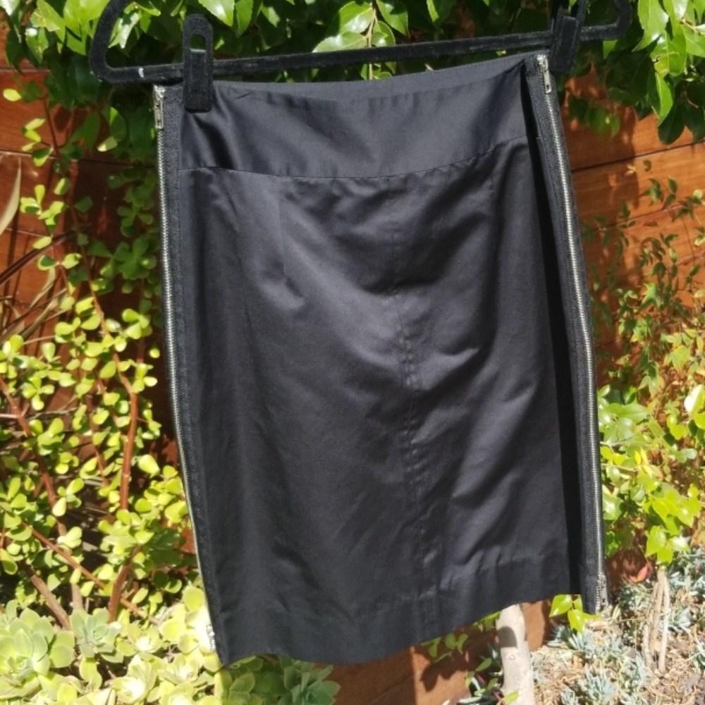 MILLY Black satin skirt with silver side zippers